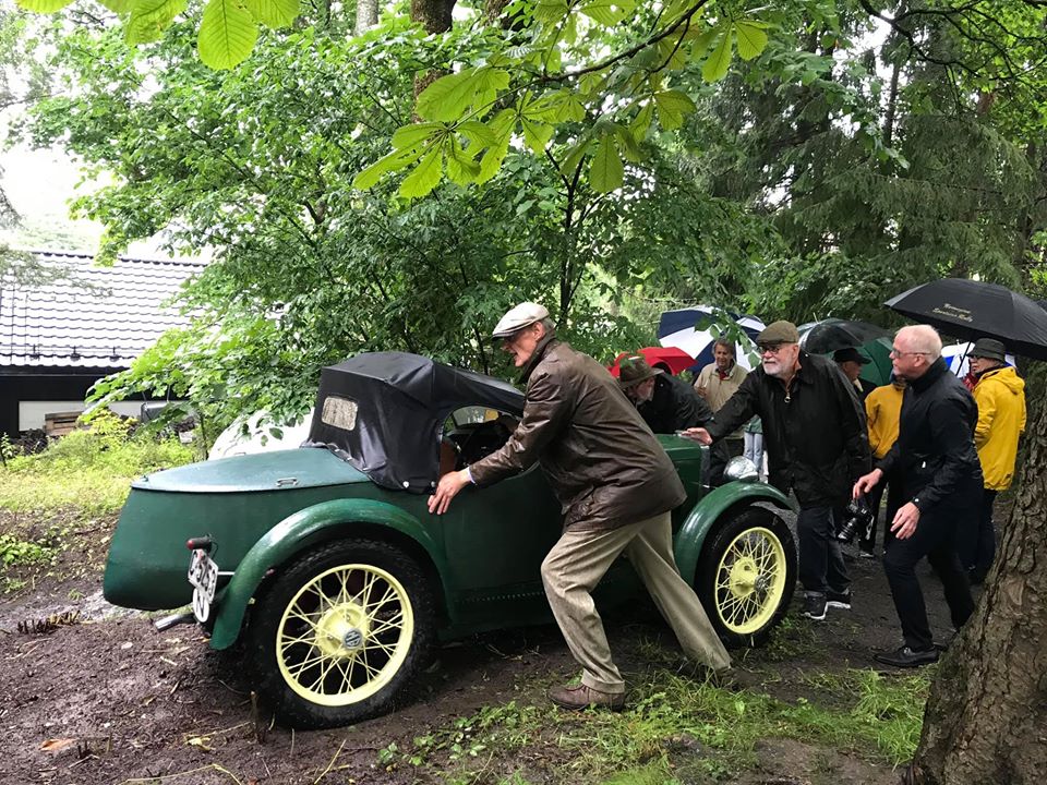 M typen skal i posisjon for fotografering